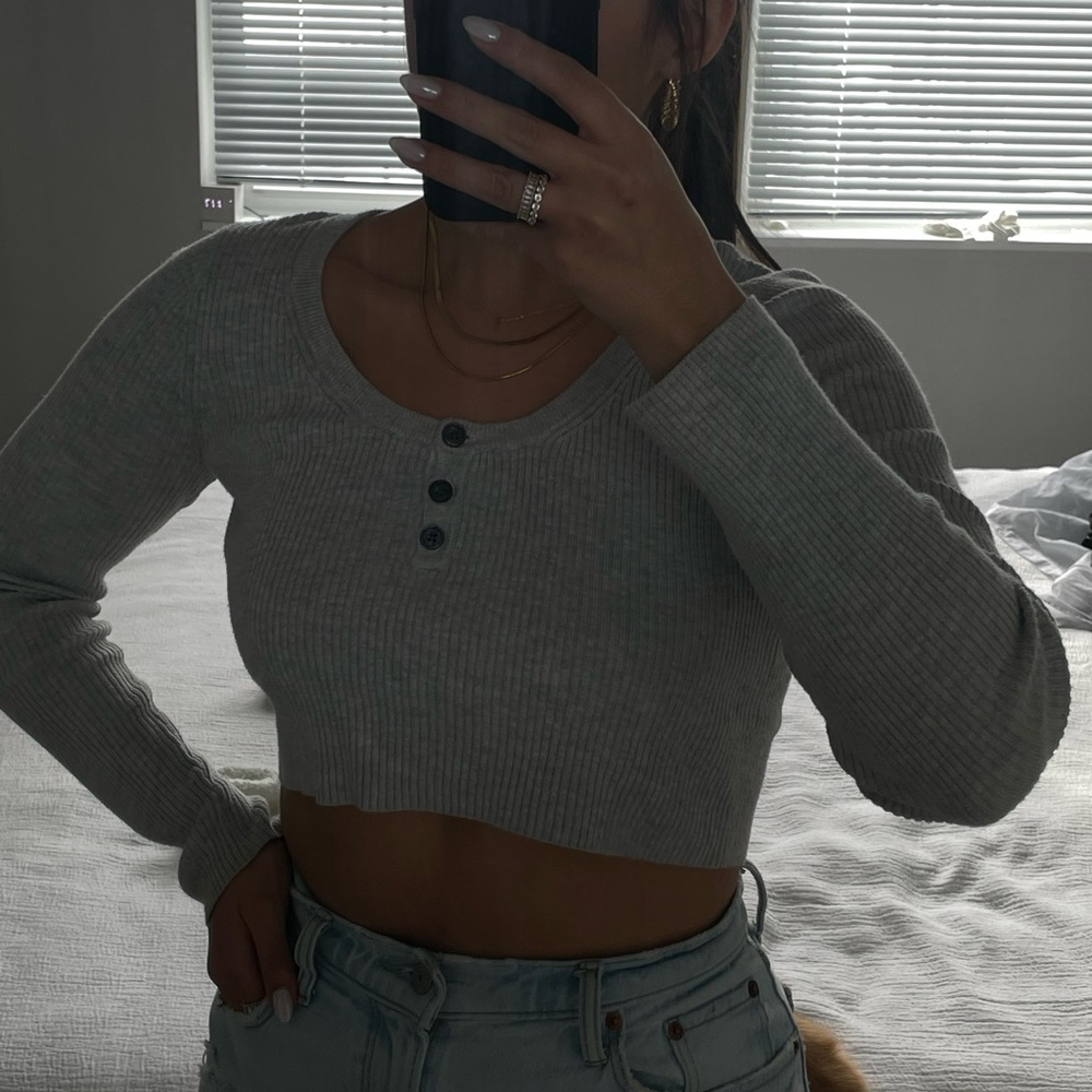 American Eagle - Grey long sleeve crop top
